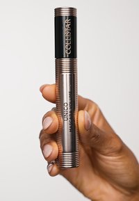 Collistar Unico Mascara Volume in einem zylindrischen silbernen Tube mit strukturierten Akzenten und einem glänzend schwarzen Deckel; wasserdichte Formel auf dem Etikett sichtbar.