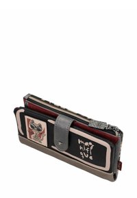 Cartera negra y gris con cierre de cremallera, que presenta un gráfico de un gato, acentos en rosa y texto en relieve. Fabricada en cuero texturizado.