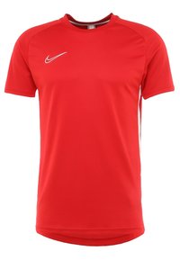 Camiseta deportiva roja hecha de una tela suave, con cuello redondo, mangas cortas y acentos blancos en los lados. Logo de Nike en el pecho.