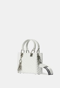 Borsa a tracolla bianca trapuntata con doppi manici, accessori in metallo argentato, una tracolla rimovibile e un portachiavi attaccato. Presenta una forma rettangolare.