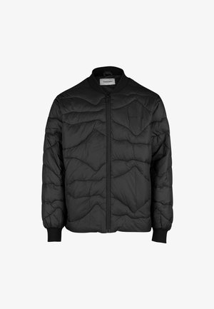 Schwarze Pufferjacke mit Reißverschluss vorne, gerippten Bündchen und rundem Hals. Verfügt über eine ge quiltete Textur und dezente Markenkennzeichnung auf der Brust.