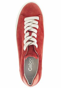 Rote Wildledersneaker mit runder Spitze, cremefarbenen Schnürsenkeln und Gummisohle. Verfügt über eine markierte Innensohle und einen glatten Lederakzent an der Ferse.
