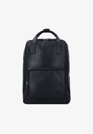 Mochila negra de cuero con dos asas superiores, bolsillo frontal con cremallera y textura suave; presenta un diseño minimalista y costuras duraderas.