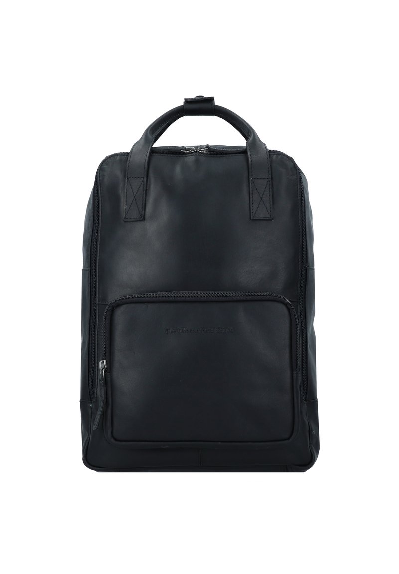 Mochila negra de cuero con dos asas superiores, bolsillo frontal con cremallera y textura suave; presenta un diseño minimalista y costuras duraderas.