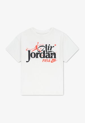 Bijela majica kratkih rukava s natpisom "Air Jordan 1984 Nike" i crvenom siluetom košarkaša koji skače s loptom sprijeda.