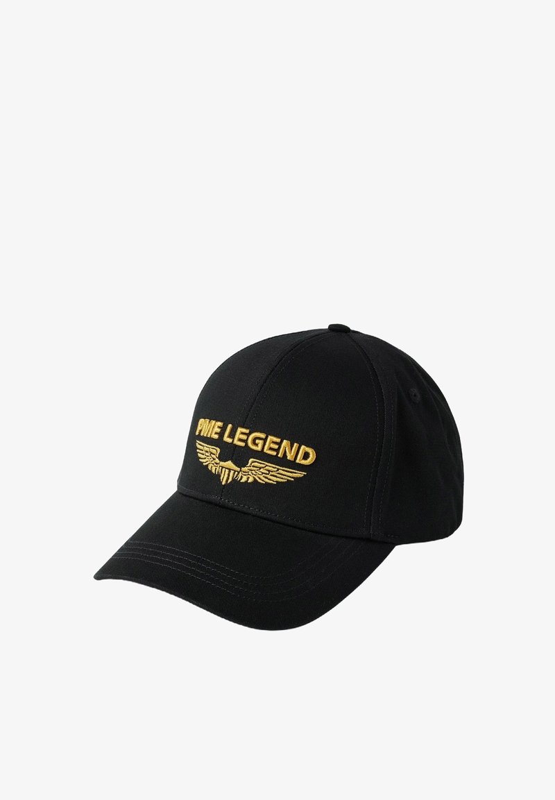 Zwarte baseballcap van stof, met een gele geborduurde logo met vleugels en de tekst "PME LEGEND" aan de voorkant.