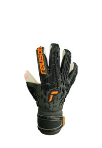 Groene keepershandschoenen met een gestructureerde zwarte grip, oranje branding en een versterkte polsband. Beschikt over vingerbescherming en een strakke pasvorm.