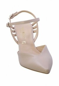 Scarpa con tacco alto beige, con punta affusolata, tomaia in pelle liscia e cinturino alla caviglia con tagli orizzontali.