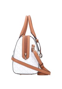 Sac à main blanc avec des accents en cuir marron, fermeture éclair et sangle ajustable. Présente un motif logo et une forme triangulaire distincte.