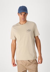 Tommy Hilfiger MONOTYPE LABEL TEE - Basic T-shirt - sandalwood