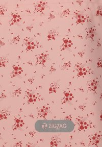 Zigzagstof in zachtroze, met een rood bloemenpatroon van kleine bloemen en bladeren. Soepele textuur, met logo eronder gedrukt.