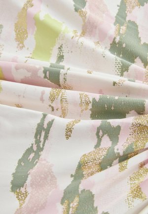 Tessuto con uno sfondo chiaro che presenta motivi astratti in rosa, verde e oro, mostrando una texture morbida e un design fluido.