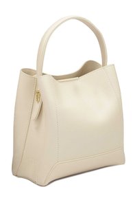 Borsa a tracolla in finta pelle beige con una forma strutturata, texture morbida, manico corto e un logo sottile sul lato.
