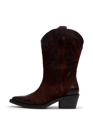 Bota vaquera de ante marrón con detalles de cuero oscuro y texturizado, diseño de llamas bordado y tacón apilado de altura media.