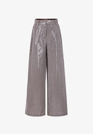 Pantalons à larges jambes en vichy marron et blanc avec une taille haute, présentant des plis et une texture lisse, conçus pour une coupe décontractée.