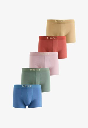 Fem par herre-boxershorts i beige, rød, pink, grøn og blå med "NEXT" logoer på linninger, arrangeret lodret.