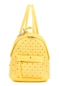 Geel gestikte rugzak van glanzend materiaal, met zilveren sterstuds, een voorzak met rits en twee verstelbare schouderbanden.