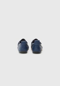 Plave kožne cipele na slip-on s niskim profilom, s glatkom teksturom i bočnim trakama za prilagodljivo prianjanje. Gumeni potplati.