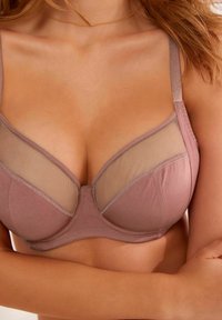 Mauve beha met doorzichtige gaaspanelen, onderliggende ondersteuning en verstelbare bandjes, van gladde stof en met een afgeronde afloop.