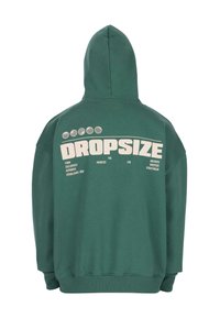 Sweatshirt à capuche verte avec un grand texte beige "DROPSIZE" et un petit texte supplémentaire disposé autour sur le dos.