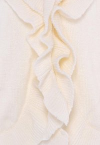 Cremefarbener Cardigan mit geripptem Muster und auffälligen Rüschendetails, die entlang der Vorderseite verlaufen. Weiches, leichtes Material.