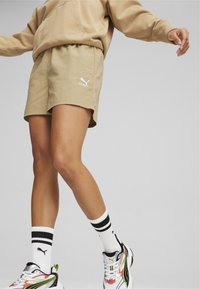 Puma - CLASSICS LINE - Rövidnadrágok - prairie tan Miniatűr kép 1