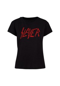 Juodas trumpomis rankovėmis marškinėliai su raudonu „SLAYER“ logotipu drąsiu, kampuotu šriftu. Pagaminti iš medvilnės, turintys paprastą tekstūrą ir apvalų iškirpimą.