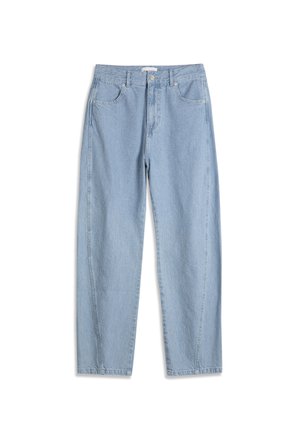 Jeans in denim blu chiaro a gamba dritta con tasche frontali, passanti per cintura e chiusura con bottone e cerniera, posati distesi su uno sfondo bianco.