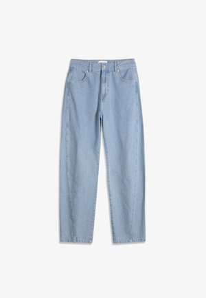 Jean denim bleu clair à jambes droites avec poches avant, passants pour ceinture, et fermeture à bouton et fermeture éclair, étalé à plat sur un fond blanc.