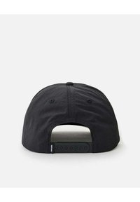 Zwarte baseballpet met een gebogen klep, verstelbare snapback sluiting en zachte textuur; geen zichtbare patronen of logo's.