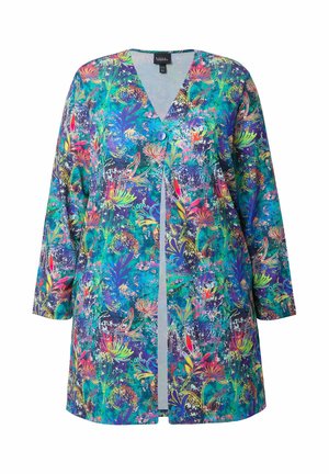 Lange gebloemde cardigan met levendige blauwe, groene, paarse en rode kleuren, voorzien van een enkele blauwe knoop en lange mouwen.