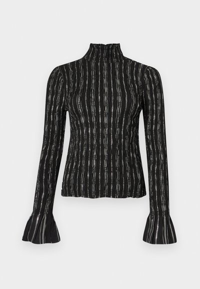 Top negru cu mâneci lungi și guler înalt, având dungi verticale și manșete evazate. Materialul are un finisaj texturat cu o ușoară strălucire.