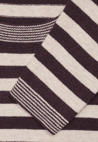 Gestreifter Pullover mit breiten dunkel-lila und crèmefarbenen Streifen, strukturiertem Strick und gerippten Bündchen. Der Kragen weist horizontale Streifenverzierungen auf.