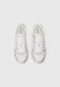 Adidași albi cu detalii iridescente, vârf perforat, șireturi rotunde și branding „REPLAY” din aur pe limbă. Textură netedă și talpă din cauciuc.
