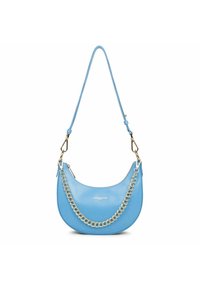 Borsa in pelle blu chiaro con forma curva, caratterizzata da un accentuato motivo di catena dorata e una tracolla regolabile per un trasporto versatile.