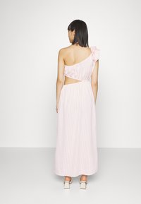 Vestido rosa assimétrico com detalhes em babados, recorte e tecido texturizado. Design longo e fluido, adequado para ocasiões casuais ou formais.