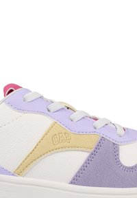 Zapatillas multicolores con una base de cuero blanco, que presentan acentos de lavanda, amarillo y rosa, paneles de gamuza texturizada y cordones blancos.
