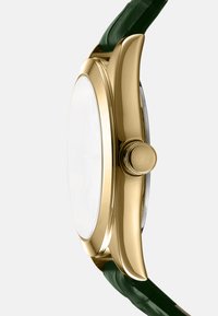 Gouden horloge met een ronde behuizing, een gladde lunette en een groene leren band. Heeft een drukknop op de zijkant en een minimalistische witte wijzerplaat.