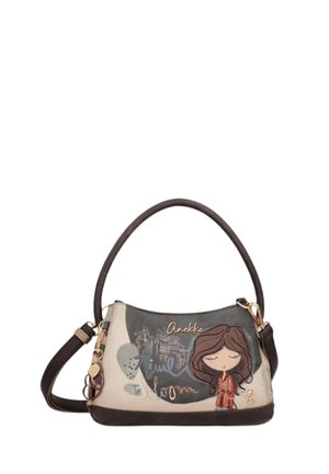 Borsa con manici e base marrone scuro, raffigurante una ragazza dei cartoni animati con capelli castani e vestito rosso, testo decorativo e un piccolo ciondolo a forma di orsetto.