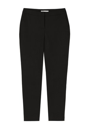 Černé kalhoty s elegantním designem, které mají hladkou texturu, boční kapsy a přiléhavý střih, který se směrem k kotníku zúžuje.
