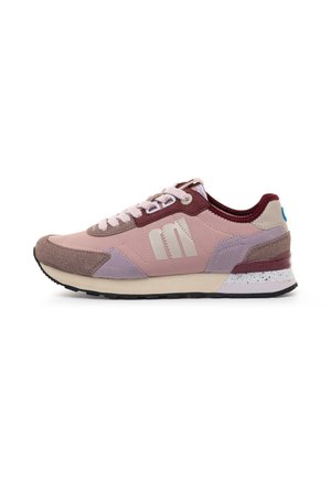 Vista laterale di una sneaker rosa e mauve con lacci rosa chiaro, dettagli color bordeaux e suola beige con una sezione del tallone bianca maculata.
