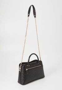 Borsa a tracolla nera trapuntata con doppio manico e una tracolla in catena dorata. Presenta una finitura testurizzata e due tasche con zip sul davanti.