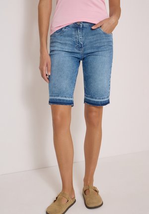 Cecil HIGH WAIST WIDE LEG JEANS IM LOOSE FIT - Short en jean - light blue washed