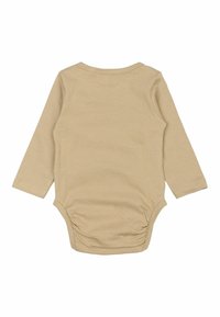 Langærmet babybodystocking i blød beige bomuld. Har rund halsudskæring og rynkede sider for nem påklædning. Ingen mønstre eller pynt.