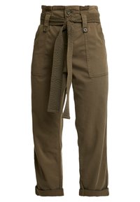 Kaki cargobyxor med bälte i midjan, två framfickor och uppvikta fållar, tillverkade av ett mjukt, hållbart tyg med en slät yta.