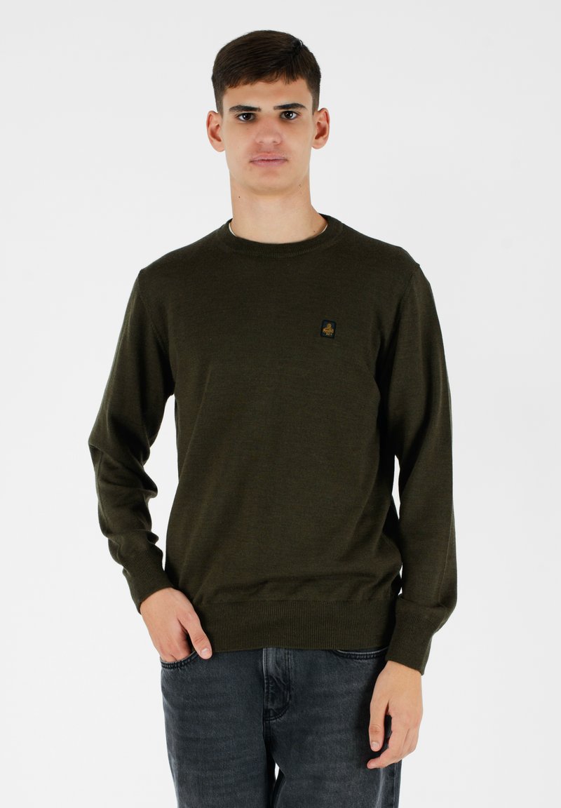 Maglione verde oliva in un tessuto a maglia liscia, design a girocollo, con polsi e orlo a coste, caratterizzato da un piccolo logo ricamato sul petto.