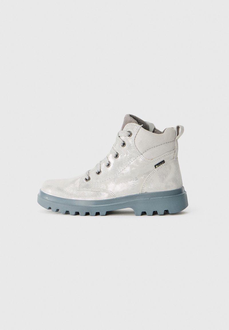 Stříbrné kotníkové boty s lesklým povrchem, šedou gumovou podrážkou, šněrováním a polstrovaným límcem pro pohodlí. Zahrnutý voděodolný design.