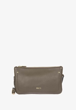 Pochette en cuir gris avec une surface texturée, fermeture éclair et quincaillerie couleur or. Présente un logo et un design minimaliste.