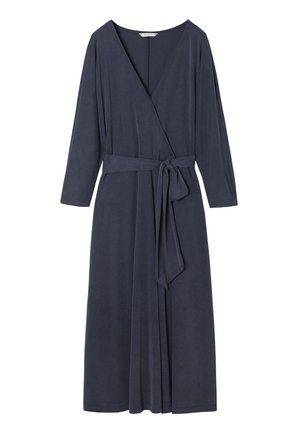 Tengerészkék, puha anyagból készült átkötős ruha hosszú ujjal, deréknál megkötős övvel és lazán simuló, áramló szoknyával.