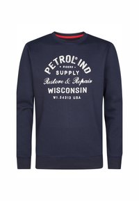 Námornícky modrý sveter s rebrovaným výstrihom. Obsahuje biele potlačené nápisy vrátane "PETROL IND" a "WISCONSIN" v rôznych písmach.